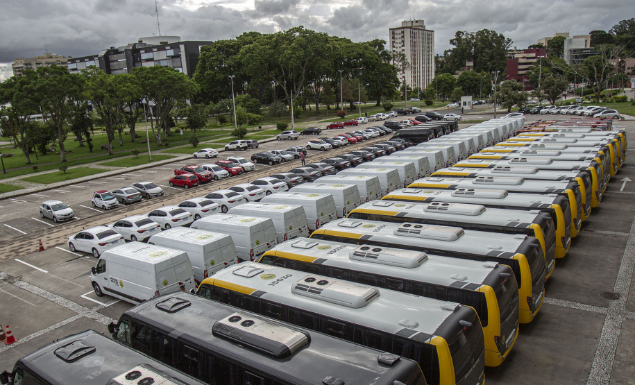 O governador Carlos Massa Ratinho Junior entregou nesta terça-feira (08), em ato simbólico no Palácio Iguaçu, 60 novos veículos que vão encorpar a frota das polícias (Militar e Civil), do Corpo de Bombeiro e do Departamento Penitenciário. A meta é chegar a 2022 com 80% da frota renovada.
