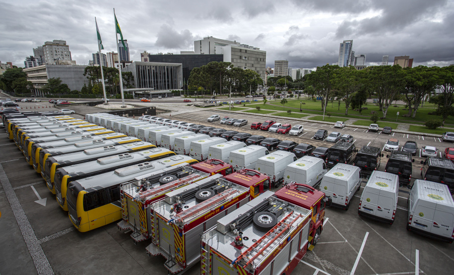 O governador Carlos Massa Ratinho Junior entregou nesta terça-feira (08), em ato simbólico no Palácio Iguaçu, 60 novos veículos que vão encorpar a frota das polícias (Militar e Civil), do Corpo de Bombeiro e do Departamento Penitenciário. A meta é chegar a 2022 com 80% da frota renovada.