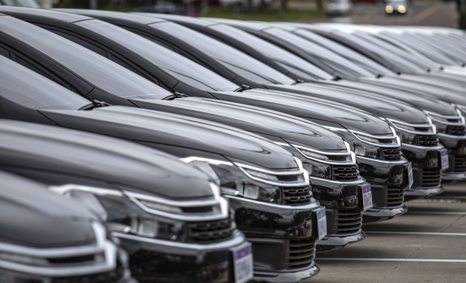 O governador Carlos Massa Ratinho Junior entregou nesta terça-feira (08), em ato simbólico no Palácio Iguaçu, 60 novos veículos que vão encorpar a frota das polícias (Militar e Civil), do Corpo de Bombeiro e do Departamento Penitenciário. A meta é chegar a 2022 com 80% da frota renovada.