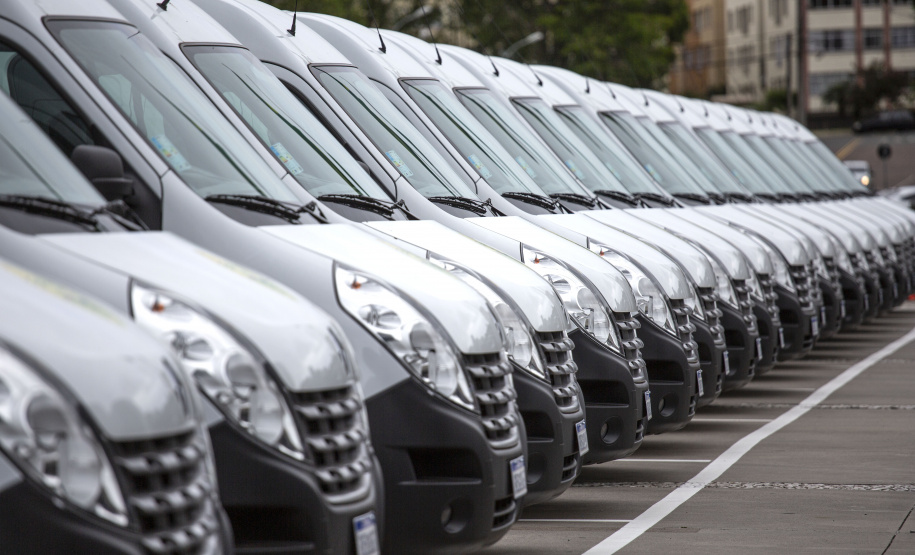 O governador Carlos Massa Ratinho Junior entregou nesta terça-feira (08), em ato simbólico no Palácio Iguaçu, 60 novos veículos que vão encorpar a frota das polícias (Militar e Civil), do Corpo de Bombeiro e do Departamento Penitenciário. A meta é chegar a 2022 com 80% da frota renovada.