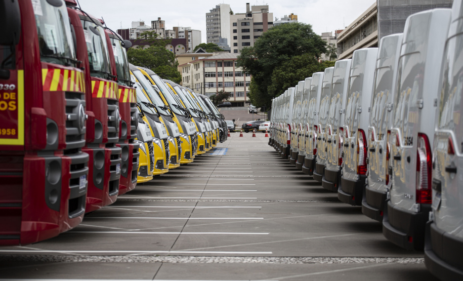 O governador Carlos Massa Ratinho Junior entregou nesta terça-feira (08), em ato simbólico no Palácio Iguaçu, 60 novos veículos que vão encorpar a frota das polícias (Militar e Civil), do Corpo de Bombeiro e do Departamento Penitenciário. A meta é chegar a 2022 com 80% da frota renovada.