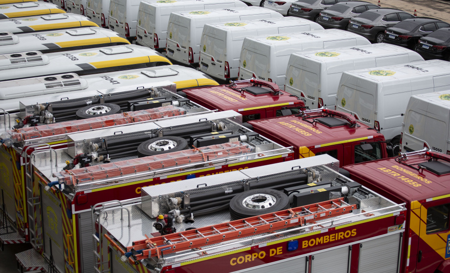 O governador Carlos Massa Ratinho Junior entregou nesta terça-feira (08), em ato simbólico no Palácio Iguaçu, 60 novos veículos que vão encorpar a frota das polícias (Militar e Civil), do Corpo de Bombeiro e do Departamento Penitenciário. A meta é chegar a 2022 com 80% da frota renovada.