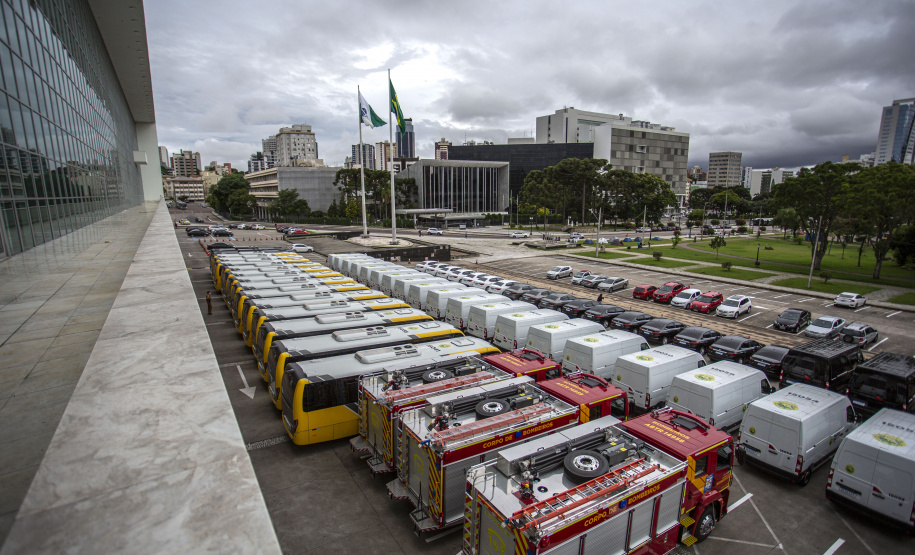 O governador Carlos Massa Ratinho Junior entregou nesta terça-feira (08), em ato simbólico no Palácio Iguaçu, 60 novos veículos que vão encorpar a frota das polícias (Militar e Civil), do Corpo de Bombeiro e do Departamento Penitenciário. A meta é chegar a 2022 com 80% da frota renovada.