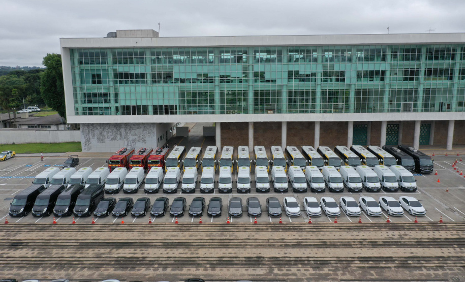 O governador Carlos Massa Ratinho Junior entregou nesta terça-feira (08), em ato simbólico no Palácio Iguaçu, 60 novos veículos que vão encorpar a frota das polícias (Militar e Civil), do Corpo de Bombeiro e do Departamento Penitenciário. A meta é chegar a 2022 com 80% da frota renovada.Foto: Alessandro Vieira/AEN