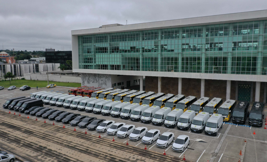 O governador Carlos Massa Ratinho Junior entregou nesta terça-feira (08), em ato simbólico no Palácio Iguaçu, 60 novos veículos que vão encorpar a frota das polícias (Militar e Civil), do Corpo de Bombeiro e do Departamento Penitenciário. A meta é chegar a 2022 com 80% da frota renovada.Foto: Alessandro Vieira/AEN