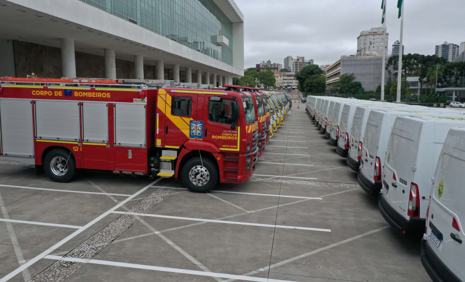 O governador Carlos Massa Ratinho Junior entregou nesta terça-feira (08), em ato simbólico no Palácio Iguaçu, 60 novos veículos que vão encorpar a frota das polícias (Militar e Civil), do Corpo de Bombeiro e do Departamento Penitenciário. A meta é chegar a 2022 com 80% da frota renovada.Foto: Alessandro Vieira/AEN