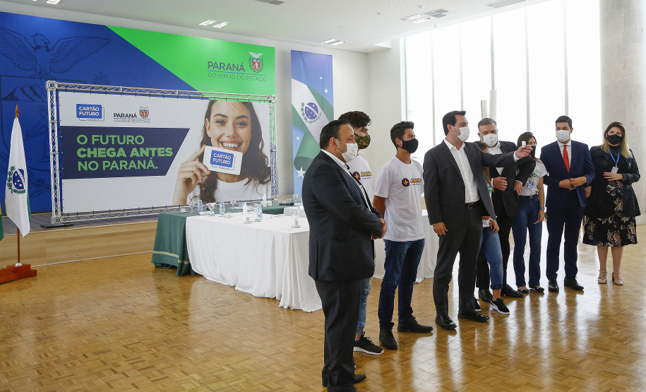 O governador Carlos Massa Ratinho Junior lançou nesta terça-feira (8) o site que dá largada ao cadastramento das empresas interessadas em participar do programa Cartão Futuro Emergencial, criado pelo Governo do Estado para estimular e manter as contratações de jovens aprendizes. Foto: Jonathan Campos/AEN