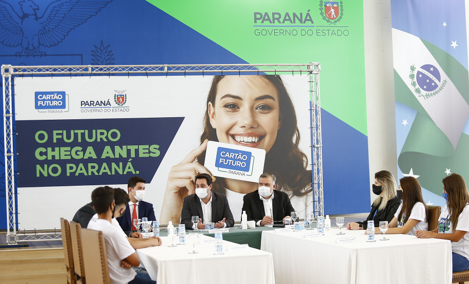 O governador Carlos Massa Ratinho Junior lançou nesta terça-feira (8) o site que dá largada ao cadastramento das empresas interessadas em participar do programa Cartão Futuro Emergencial, criado pelo Governo do Estado para estimular e manter as contratações de jovens aprendizes. Foto: Jonathan Campos/AEN