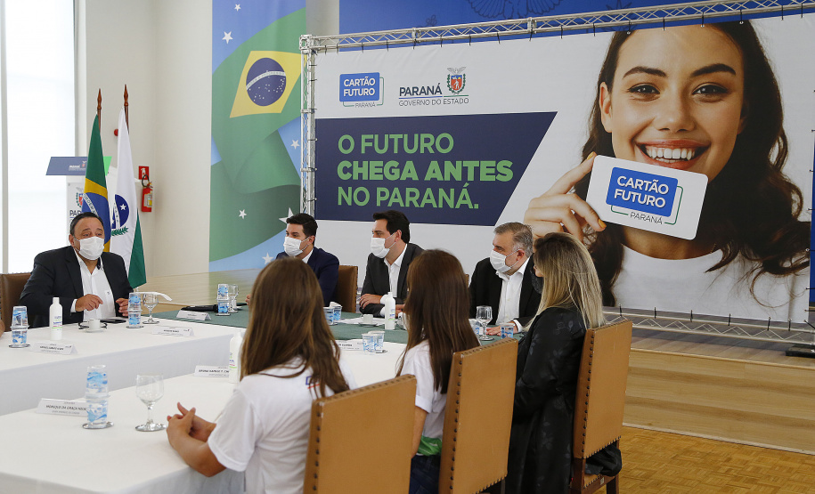 O governador Carlos Massa Ratinho Junior lançou nesta terça-feira (8) o site que dá largada ao cadastramento das empresas interessadas em participar do programa Cartão Futuro Emergencial, criado pelo Governo do Estado para estimular e manter as contratações de jovens aprendizes. Foto: Jonathan Campos/AEN