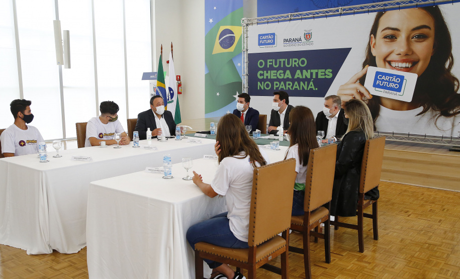 O governador Carlos Massa Ratinho Junior lançou nesta terça-feira (8) o site que dá largada ao cadastramento das empresas interessadas em participar do programa Cartão Futuro Emergencial, criado pelo Governo do Estado para estimular e manter as contratações de jovens aprendizes. Foto: Jonathan Campos/AEN