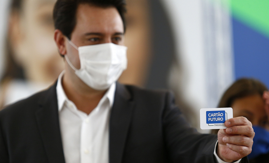 O governador Carlos Massa Ratinho Junior lançou nesta terça-feira (8) o site que dá largada ao cadastramento das empresas interessadas em participar do programa Cartão Futuro Emergencial, criado pelo Governo do Estado para estimular e manter as contratações de jovens aprendizes. Foto: Jonathan Campos/AEN