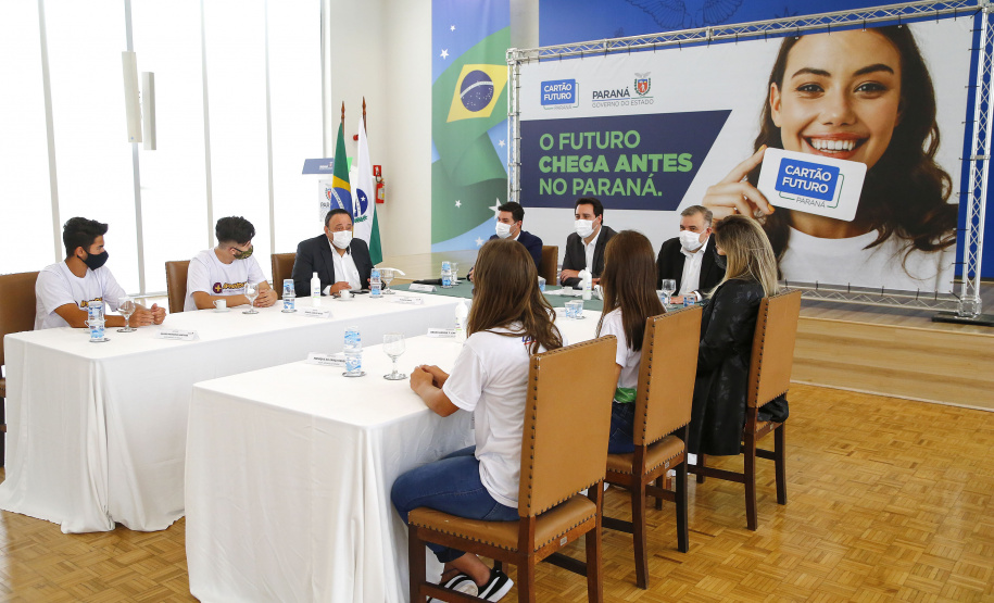 O governador Carlos Massa Ratinho Junior lançou nesta terça-feira (8) o site que dá largada ao cadastramento das empresas interessadas em participar do programa Cartão Futuro Emergencial, criado pelo Governo do Estado para estimular e manter as contratações de jovens aprendizes. Foto: Jonathan Campos/AEN