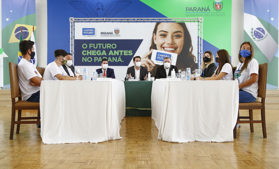 O governador Carlos Massa Ratinho Junior lançou nesta terça-feira (8) o site que dá largada ao cadastramento das empresas interessadas em participar do programa Cartão Futuro Emergencial, criado pelo Governo do Estado para estimular e manter as contratações de jovens aprendizes. Foto: Jonathan Campos/AEN