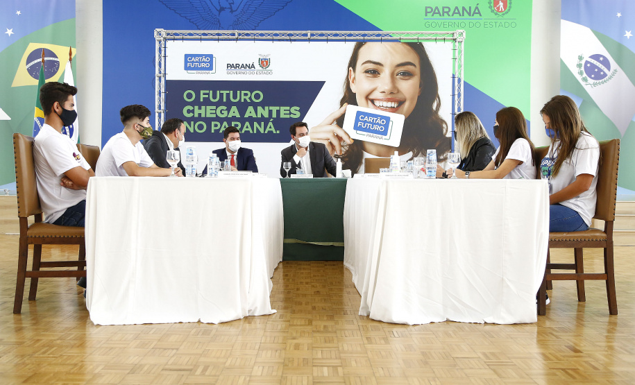 O governador Carlos Massa Ratinho Junior lançou nesta terça-feira (8) o site que dá largada ao cadastramento das empresas interessadas em participar do programa Cartão Futuro Emergencial, criado pelo Governo do Estado para estimular e manter as contratações de jovens aprendizes. Foto: Jonathan Campos/AEN