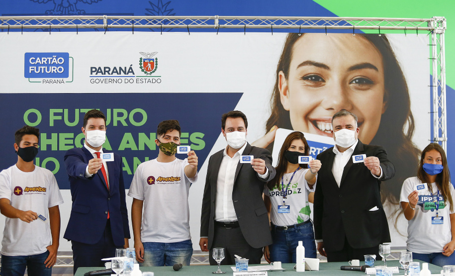 O governador Carlos Massa Ratinho Junior lançou nesta terça-feira (8) o site que dá largada ao cadastramento das empresas interessadas em participar do programa Cartão Futuro Emergencial, criado pelo Governo do Estado para estimular e manter as contratações de jovens aprendizes. Foto: Jonathan Campos/AEN