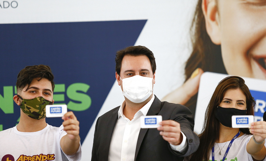 O governador Carlos Massa Ratinho Junior lançou nesta terça-feira (8) o site que dá largada ao cadastramento das empresas interessadas em participar do programa Cartão Futuro Emergencial, criado pelo Governo do Estado para estimular e manter as contratações de jovens aprendizes. Foto: Jonathan Campos/AEN