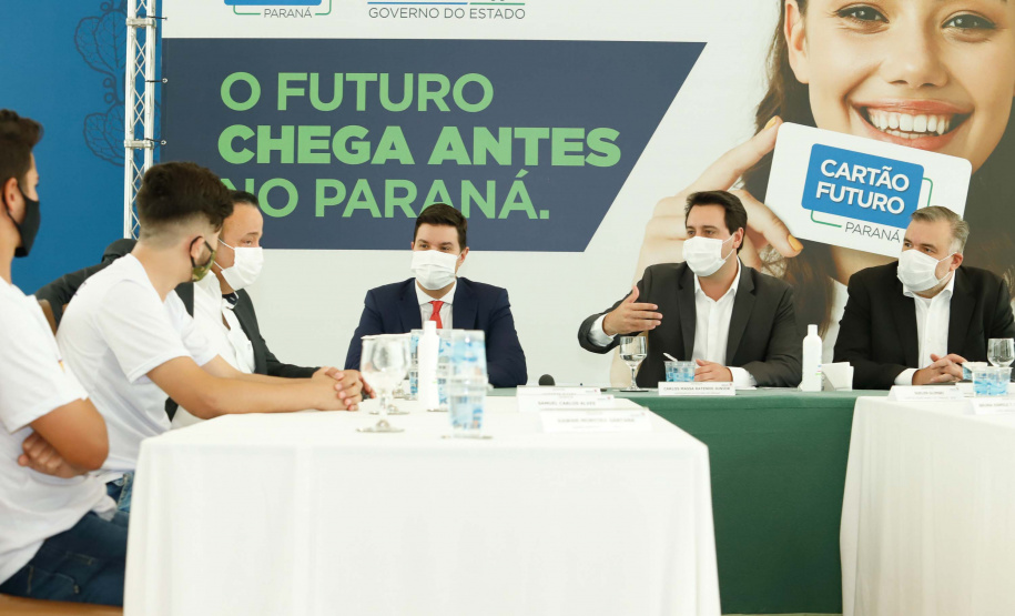 O governador Carlos Massa Ratinho Junior lançou nesta terça-feira (8) o site que dá largada ao cadastramento das empresas interessadas em participar do programa Cartão Futuro Emergencial, criado pelo Governo do Estado para estimular e manter as contratações de jovens aprendizes.