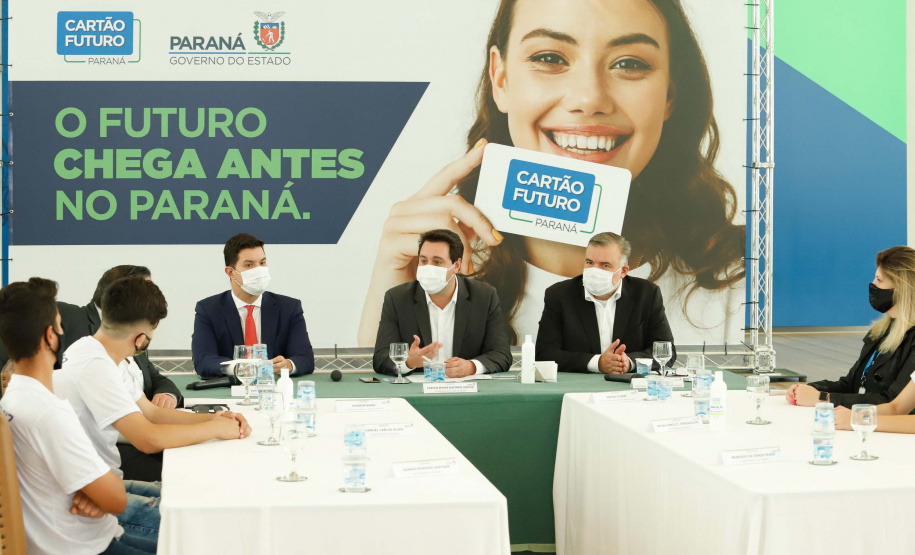 O governador Carlos Massa Ratinho Junior lançou nesta terça-feira (8) o site que dá largada ao cadastramento das empresas interessadas em participar do programa Cartão Futuro Emergencial, criado pelo Governo do Estado para estimular e manter as contratações de jovens aprendizes.