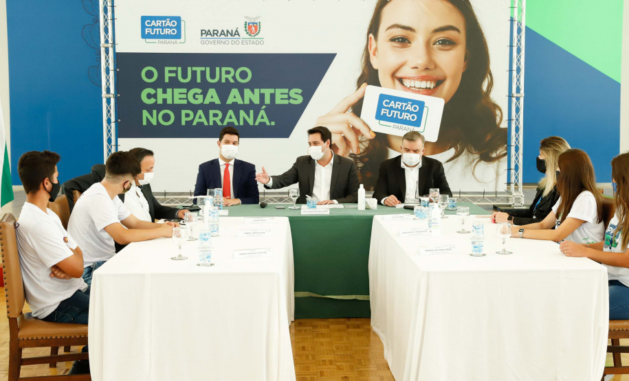 O governador Carlos Massa Ratinho Junior lançou nesta terça-feira (8) o site que dá largada ao cadastramento das empresas interessadas em participar do programa Cartão Futuro Emergencial, criado pelo Governo do Estado para estimular e manter as contratações de jovens aprendizes.