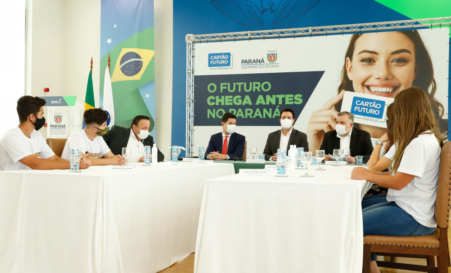 O governador Carlos Massa Ratinho Junior lançou nesta terça-feira (8) o site que dá largada ao cadastramento das empresas interessadas em participar do programa Cartão Futuro Emergencial, criado pelo Governo do Estado para estimular e manter as contratações de jovens aprendizes.