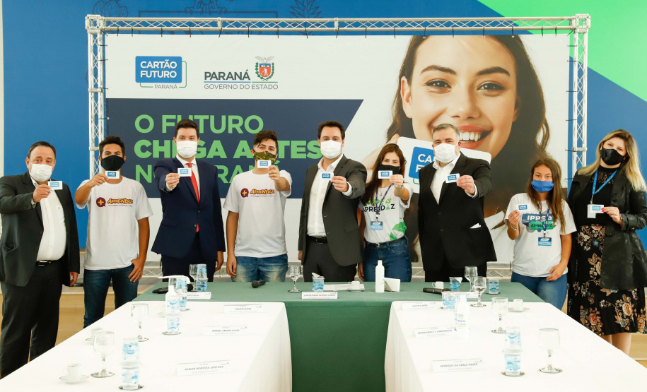 O governador Carlos Massa Ratinho Junior lançou nesta terça-feira (8) o site que dá largada ao cadastramento das empresas interessadas em participar do programa Cartão Futuro Emergencial, criado pelo Governo do Estado para estimular e manter as contratações de jovens aprendizes.