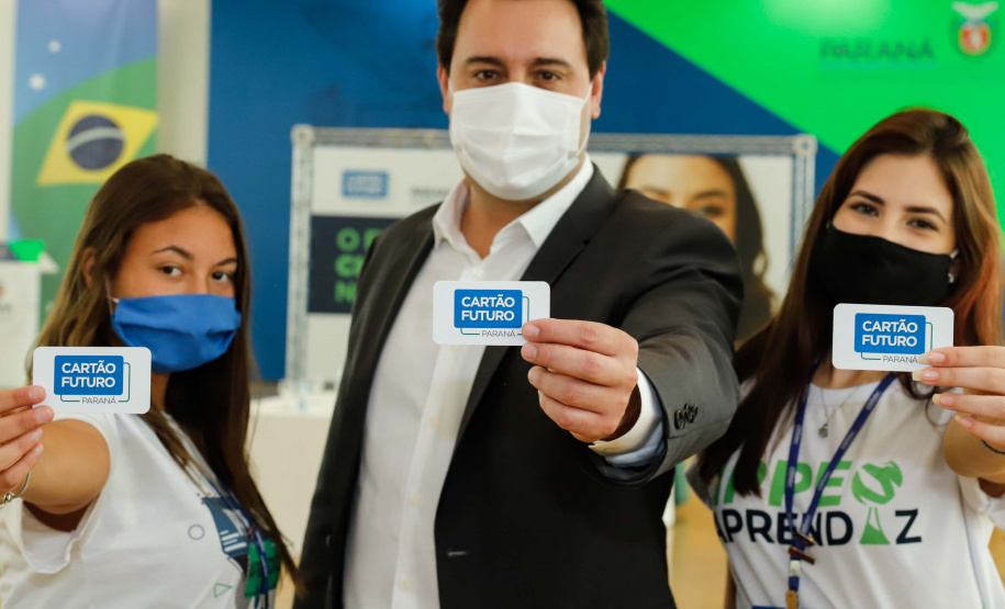 O governador Carlos Massa Ratinho Junior lançou nesta terça-feira (8) o site que dá largada ao cadastramento das empresas interessadas em participar do programa Cartão Futuro Emergencial, criado pelo Governo do Estado para estimular e manter as contratações de jovens aprendizes.