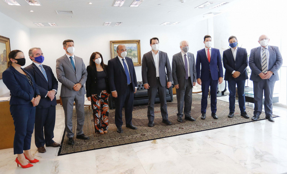 O governador Carlos Massa Ratinho Junior recebeu nesta terça-feira (8), no Palácio Iguaçu, em Curitiba, o governador da província argentina de Tucumán, Juan Luis Manzur. Foto: Jonathan Campos/AEN