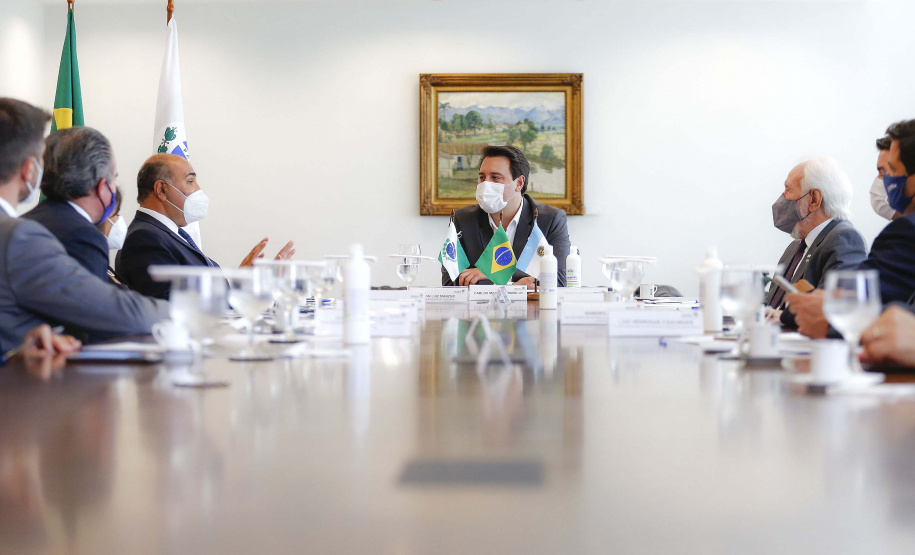 O governador Carlos Massa Ratinho Junior recebeu nesta terça-feira (8), no Palácio Iguaçu, em Curitiba, o governador da província argentina de Tucumán, Juan Luis Manzur. Foto: Jonathan Campos/AEN