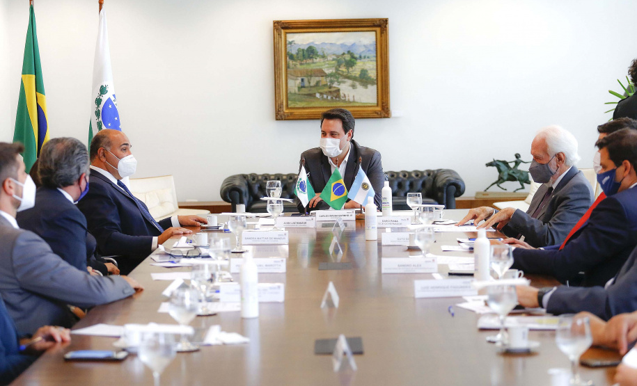 O governador Carlos Massa Ratinho Junior recebeu nesta terça-feira (8), no Palácio Iguaçu, em Curitiba, o governador da província argentina de Tucumán, Juan Luis Manzur. Foto: Jonathan Campos/AEN