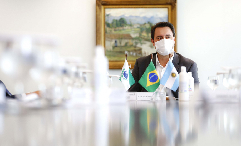 O governador Carlos Massa Ratinho Junior recebeu nesta terça-feira (8), no Palácio Iguaçu, em Curitiba, o governador da província argentina de Tucumán, Juan Luis Manzur. Foto: Jonathan Campos/AEN