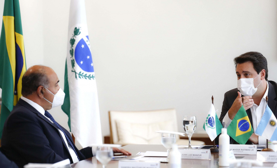 O governador Carlos Massa Ratinho Junior recebeu nesta terça-feira (8), no Palácio Iguaçu, em Curitiba, o governador da província argentina de Tucumán, Juan Luis Manzur. Foto: Jonathan Campos/AEN