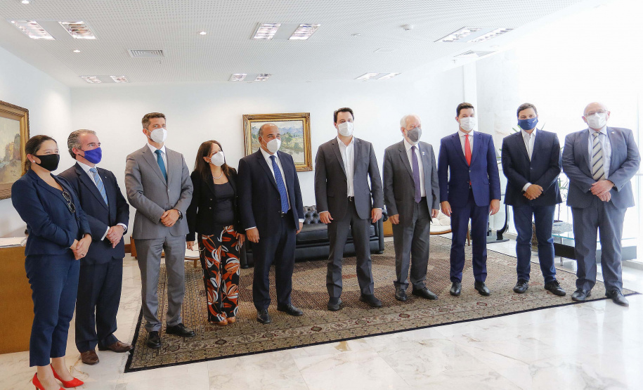 O governador Carlos Massa Ratinho Junior recebeu nesta terça-feira (8), no Palácio Iguaçu, em Curitiba, o governador da província argentina de Tucumán, Juan Luis Manzur. Foto: Jonathan Campos/AEN