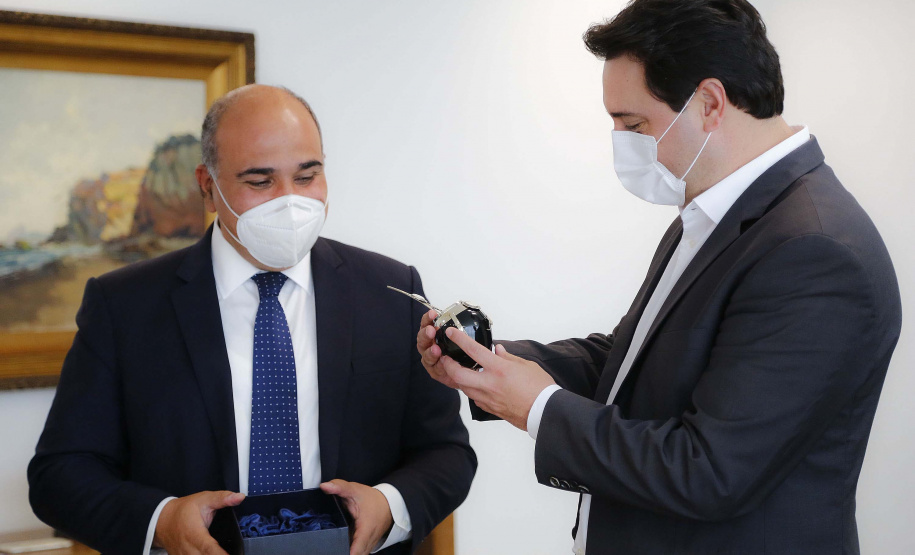 O governador Carlos Massa Ratinho Junior recebeu nesta terça-feira (8), no Palácio Iguaçu, em Curitiba, o governador da província argentina de Tucumán, Juan Luis Manzur. Foto: Jonathan Campos/AEN