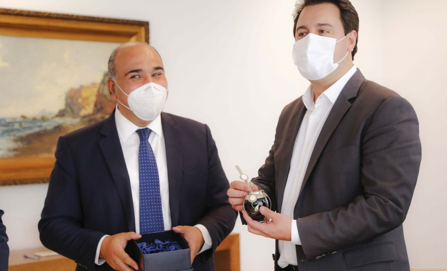 O governador Carlos Massa Ratinho Junior recebeu nesta terça-feira (8), no Palácio Iguaçu, em Curitiba, o governador da província argentina de Tucumán, Juan Luis Manzur. Foto: Jonathan Campos/AEN