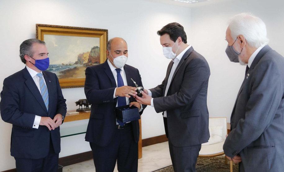 O governador Carlos Massa Ratinho Junior recebeu nesta terça-feira (8), no Palácio Iguaçu, em Curitiba, o governador da província argentina de Tucumán, Juan Luis Manzur. Foto: Jonathan Campos/AEN