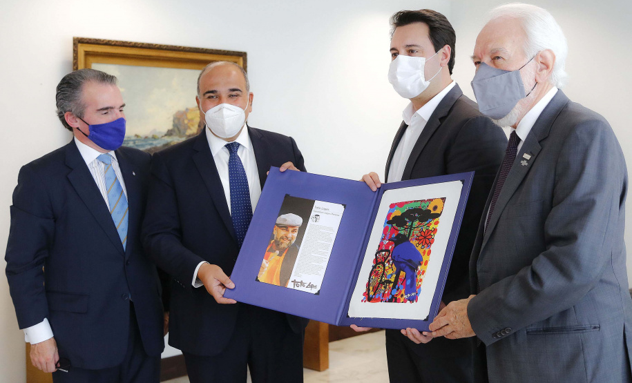 O governador Carlos Massa Ratinho Junior recebeu nesta terça-feira (8), no Palácio Iguaçu, em Curitiba, o governador da província argentina de Tucumán, Juan Luis Manzur. Foto: Jonathan Campos/AEN