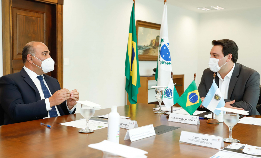 O governador Carlos Massa Ratinho Junior recebeu nesta quinta-feira (4), no Palácio Iguaçu, em Curitiba, o governador da província argentina de Tucumán, Juan Luis Manzur,