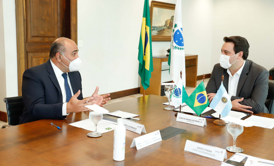 O governador Carlos Massa Ratinho Junior recebeu nesta quinta-feira (4), no Palácio Iguaçu, em Curitiba, o governador da província argentina de Tucumán, Juan Luis Manzur,