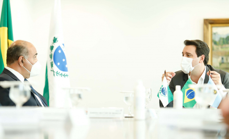 O governador Carlos Massa Ratinho Junior recebeu nesta quinta-feira (4), no Palácio Iguaçu, em Curitiba, o governador da província argentina de Tucumán, Juan Luis Manzur,