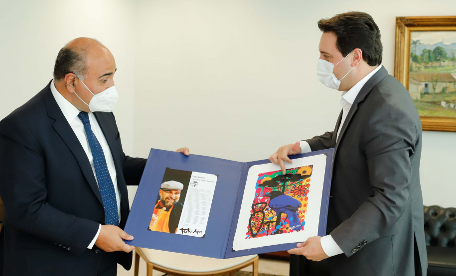 O governador Carlos Massa Ratinho Junior recebeu nesta quinta-feira (4), no Palácio Iguaçu, em Curitiba, o governador da província argentina de Tucumán, Juan Luis Manzur,