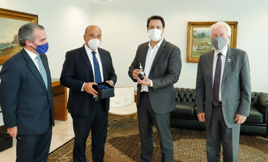 O governador Carlos Massa Ratinho Junior recebeu nesta quinta-feira (4), no Palácio Iguaçu, em Curitiba, o governador da província argentina de Tucumán, Juan Luis Manzur,