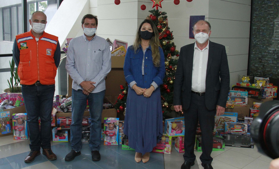 A participação dos servidores da Secretaria do Desenvolvimento Urbano e de Obras Públicas e Paranacidade, na Campanha Natal Voluntário resultou na doação de mais de 1500 brinquedos que serão entregues a crianças carentes. . Foto:SEDU