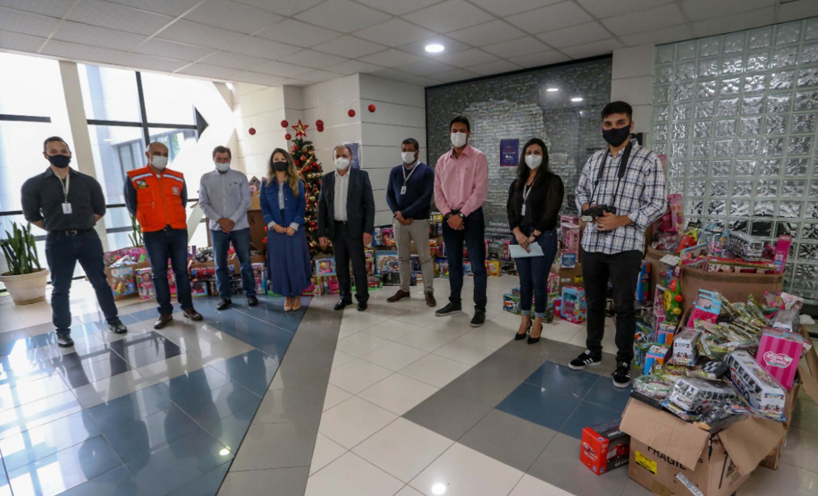 A participação dos servidores da Secretaria do Desenvolvimento Urbano e de Obras Públicas e Paranacidade, na Campanha Natal Voluntário resultou na doação de mais de 1500 brinquedos que serão entregues a crianças carentes. . Foto:SEDU