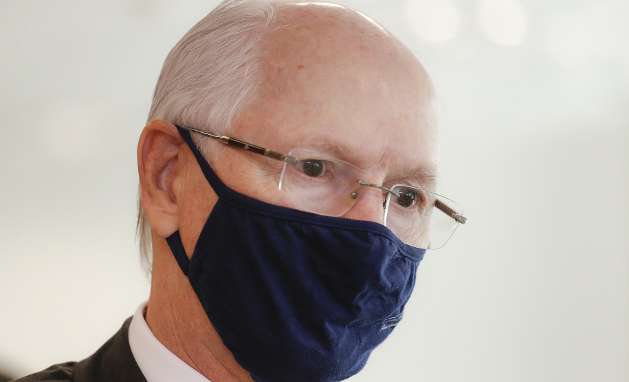 O governador Carlos Massa Ratinho Junior recebeu nesta quarta-feira (9) notas técnicas do Movimento Pró-Paraná e do Instituto de Engenharia do Paraná (IEP) de apoio aos projetos de modernização da Orla de Matinhos e da construção da Ponte de Guaratuba, no Litoral. As obras fazem parte do planejamento estratégico do Governo do Estado e atendem demandas históricas de moradores e turistas, além de promover integração e desenvolvimento social.Foto: Jonathan Campos/AEN