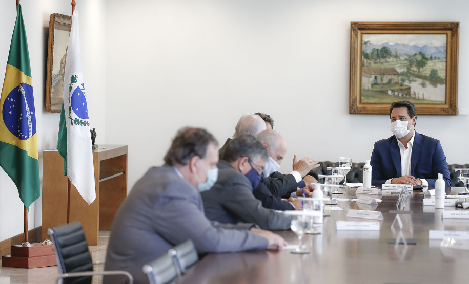 O governador Carlos Massa Ratinho Junior recebeu nesta quarta-feira (9) notas técnicas do Movimento Pró-Paraná e do Instituto de Engenharia do Paraná (IEP) de apoio aos projetos de modernização da Orla de Matinhos e da construção da Ponte de Guaratuba, no Litoral. As obras fazem parte do planejamento estratégico do Governo do Estado e atendem demandas históricas de moradores e turistas, além de promover integração e desenvolvimento social.Foto: Jonathan Campos/AEN