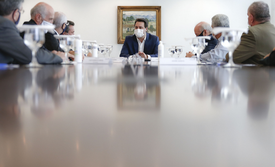 O governador Carlos Massa Ratinho Junior recebeu nesta quarta-feira (9) notas técnicas do Movimento Pró-Paraná e do Instituto de Engenharia do Paraná (IEP) de apoio aos projetos de modernização da Orla de Matinhos e da construção da Ponte de Guaratuba, no Litoral. As obras fazem parte do planejamento estratégico do Governo do Estado e atendem demandas históricas de moradores e turistas, além de promover integração e desenvolvimento social.Foto: Jonathan Campos/AEN