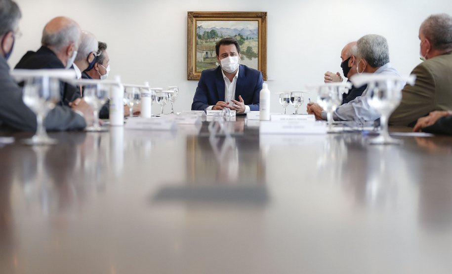 O governador Carlos Massa Ratinho Junior recebeu nesta quarta-feira (9) notas técnicas do Movimento Pró-Paraná e do Instituto de Engenharia do Paraná (IEP) de apoio aos projetos de modernização da Orla de Matinhos e da construção da Ponte de Guaratuba, no Litoral. As obras fazem parte do planejamento estratégico do Governo do Estado e atendem demandas históricas de moradores e turistas, além de promover integração e desenvolvimento social.Foto: Jonathan Campos/AEN