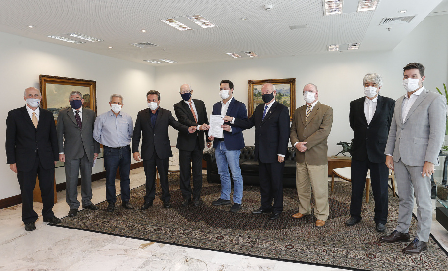 O governador Carlos Massa Ratinho Junior recebeu nesta quarta-feira (9) notas técnicas do Movimento Pró-Paraná e do Instituto de Engenharia do Paraná (IEP) de apoio aos projetos de modernização da Orla de Matinhos e da construção da Ponte de Guaratuba, no Litoral. As obras fazem parte do planejamento estratégico do Governo do Estado e atendem demandas históricas de moradores e turistas, além de promover integração e desenvolvimento social.Foto: Jonathan Campos/AEN