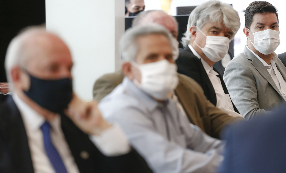 O governador Carlos Massa Ratinho Junior recebeu nesta quarta-feira (9) notas técnicas do Movimento Pró-Paraná e do Instituto de Engenharia do Paraná (IEP) de apoio aos projetos de modernização da Orla de Matinhos e da construção da Ponte de Guaratuba, no Litoral. As obras fazem parte do planejamento estratégico do Governo do Estado e atendem demandas históricas de moradores e turistas, além de promover integração e desenvolvimento social.Foto: Jonathan Campos/AEN