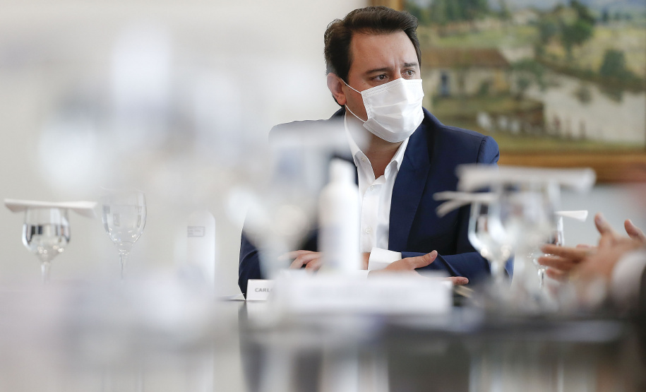 O governador Carlos Massa Ratinho Junior recebeu nesta quarta-feira (9) notas técnicas do Movimento Pró-Paraná e do Instituto de Engenharia do Paraná (IEP) de apoio aos projetos de modernização da Orla de Matinhos e da construção da Ponte de Guaratuba, no Litoral. As obras fazem parte do planejamento estratégico do Governo do Estado e atendem demandas históricas de moradores e turistas, além de promover integração e desenvolvimento social.Foto: Jonathan Campos/AEN